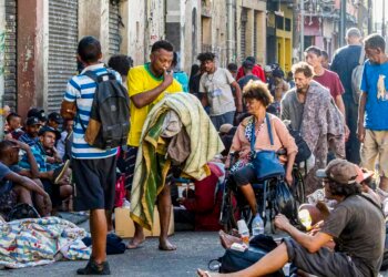 Caminhos da Reportagem mostra conflitos na Cracolândia em São Paulo
