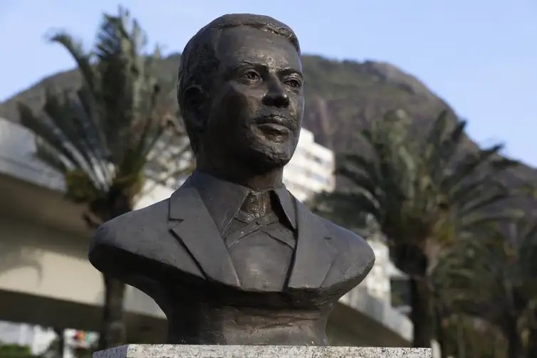 Fernando Frazão/Agência Brasil Rio de Janeiro (RJ) 17/10/2024 – Engenheiro André Rebouças é inscrito no Livro dos Heróis e Heroínas da Pátria. Busto na Praça José Mariano Filho, na Lagoa, esculpido por Edgar Duvivier. Foto: Fernando Frazão/Agência Brasil