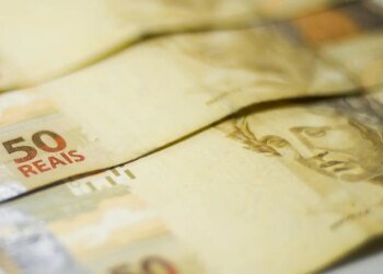 Arrecadação federal no ano supera 2024, apesar da queda em agosto