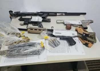 Polícia prende homem e apreende espingarda e submetralhadoras
