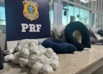 PRF prende mulher com 4,5 kg de cocaína em travesseiros e almofadas na Bahia