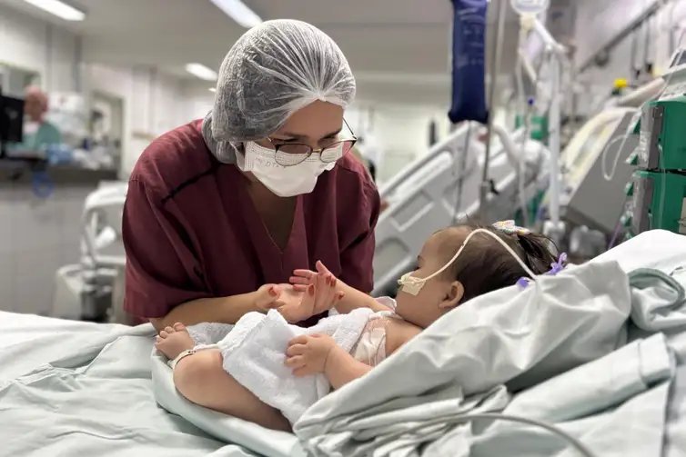 Recife (PE) 01/09/2025 - Cirurgias cardíacas infantis. Izonete e a filha Laura após cirurgia no Hospital Infantil Albert Sabin, em Recife. Foto: Levi Aguiar/HIAS