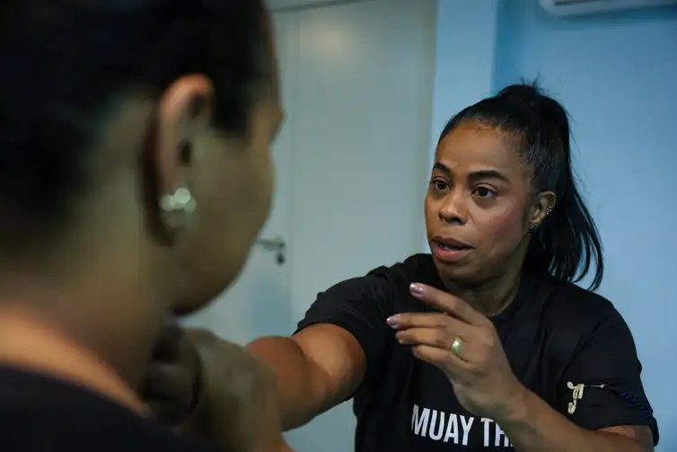 Tomaz Silva/Agência Brasil Rio de Janeiro (RJ), 26/09/2025 – A psicanalista e professora, Ana paula Lino durante aula de defesa pessoal e muay thai no Instituto Carlos Chagas, pelo Projeto Menina moça mulher, no centro do Rio de Janeiro. Foto: Tomaz Silva/Agência Brasil