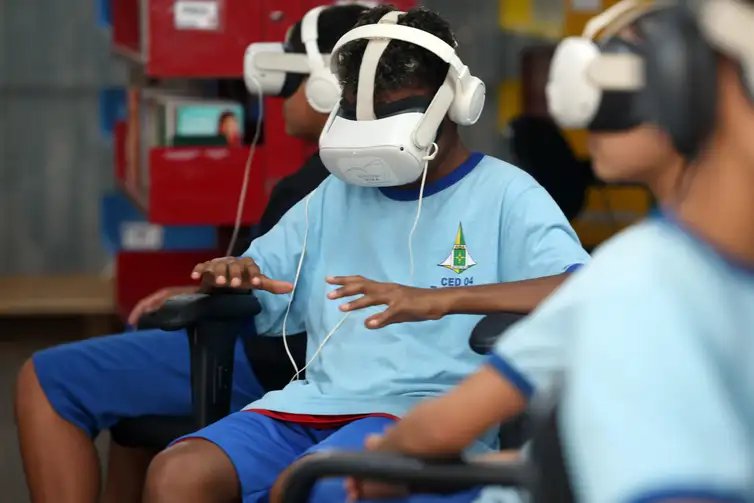 Brasília (DF), 05/09/2025 - Alunos do CED 04 de Taguatinga usam óculos de realidade virtual durante ação de ativação de marketing de Agência Brasil pelo Dia da Amazônia. Foto: Valter Campanato/Agência Brasil