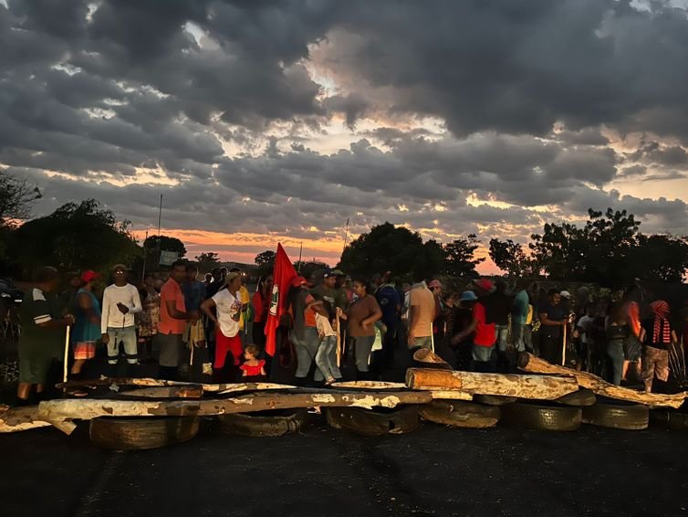 Araguatins (TO), 08/09/2025 - Um grupo de sem-terra faz protesto e bloqueia um trecho da rodovia TO-404, em Araguatins, cidade do norte do Tocantins, a cerca de 600 quilômetros da capital do estado, Palmas. Foto: MST/Divulgação