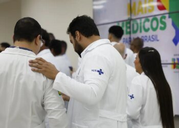 Estudantes de baixa renda de curso de medicina terão ajuda do governo