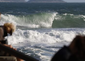 Guarda-vidas buscam casal que desapareceu na Praia do Leme