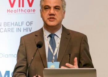 Covid-19 não desapareceu e casos continuam ocorrendo, alerta médico