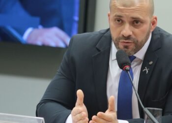 Moraes quer imagens para apurar visitas irregulares a Daniel Silveira