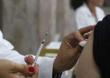 Vacina contra a covid-19 protege gestantes contra complicações