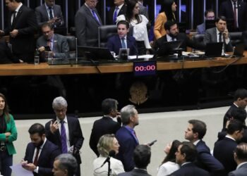 Câmara derruba voto secreto em PEC da Blindagem por falta de quórum