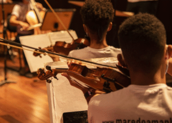 Aulas gratuitas de música são oferecidas no Complexo da Maré