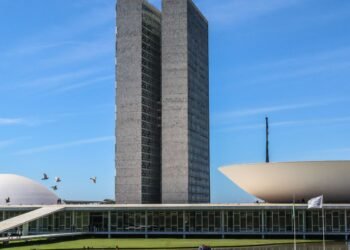 Senado aprova pena maior a quem fornecer drogas ou bebidas a menores