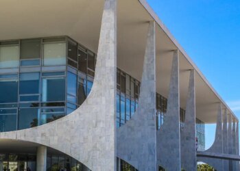Homem tenta subir rampa do Palácio do Planalto duas vezes na madrugada