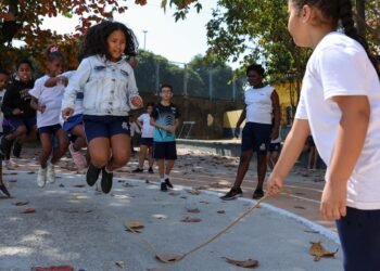 Sem celulares, desempenho escolar e socialização melhoram no Rio