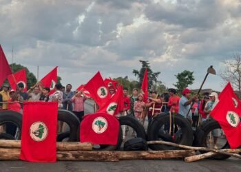 Tocantins: MST bloqueia rodovia para cobrar desapropriação de área