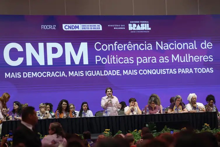 Brasília (DF), 01/10/2025 – A ministra da mulheres, Márcia Lopres (c), discursa na 5ª Conferência Nacional de Políticas para as Mulheres.
Foto: José Cruz/Agência Brasil