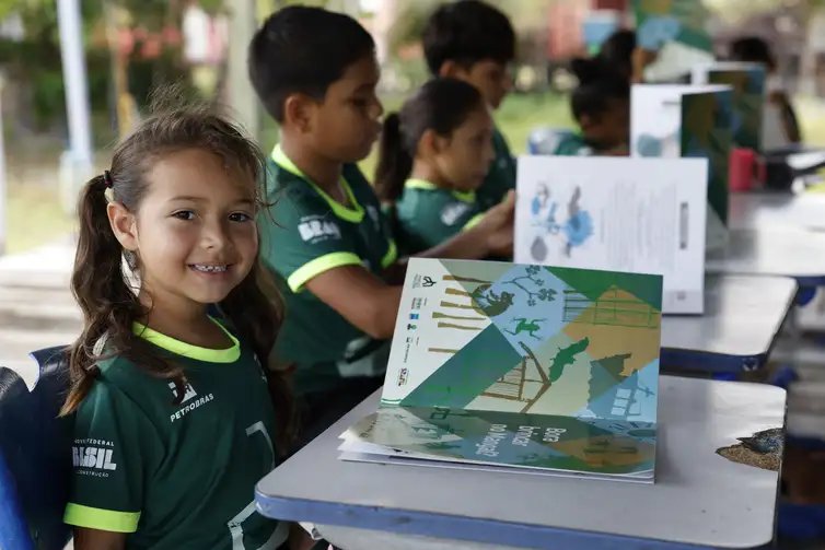 Bragança (PA), 13/06/2025 – Crianças da Vila dos Pescadores de Ajuruteua participam da Alfamangue, atividade de alfabetização baseada na temática do manguezal do Projeto Mangues da Amazônia, na área da Reserva Extrativista Marinha de Caeté-Taperaçu. Foto: Fernando Frazão/Agência Brasil