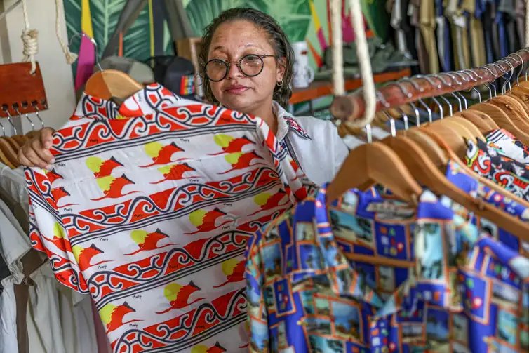 Soure (PA), 09/010/2025 -  A empreendedora Glauciane Pinheiro  Lima produz estampas originais da moda marajoara no Espaço Mang.  Foto: Marcelo Camargo/Agência Brasil
