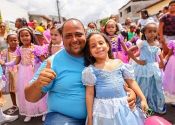 Alunos da Escola Municipal São João Batista levam o colorido da primavera para as ruas da Nova Brasília – Prefeitura Municipal de Candeias.