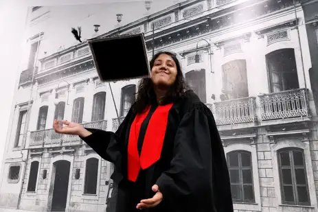 Tânia Rêgo/Agência Brasil Rio de Janeiro (RJ), 14/10/2025 -A formanda Lady Vitoria, durante formatura da turma 2025 do Curso de Formação de Escritores , da Universidade das Quebradas , criada por Heloísa Teixeira (1947–2025) e Numa Ciro, na Academia Brasileira de Letras. Foto: Tânia Rêgo/Agência Brasil