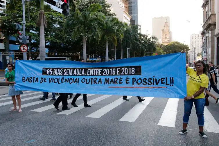 Rio de Janeiro - Alunos e moradores do Complexo da Maré protestam com cartas em frente ao Tribunal de Justiça contra o aumento de mortes e interrupções de aulas durante operações policiais na comunidade. (Fernando Frazão/Agência Brasil)