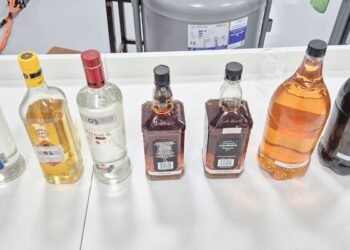 Bar em São Vicente é fechado após morte de mulher que consumiu whisky