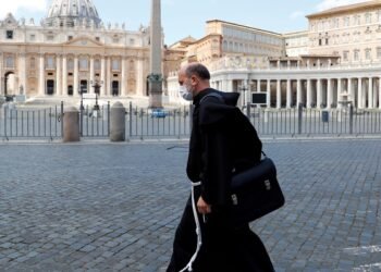 Igreja Católica é lenta para ajudar vítimas de abuso, diz comissão