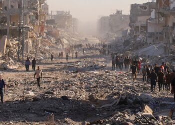 Moradores de Gaza voltam para casas destruídas
