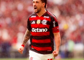 Flamengo vence no Maracanã e empata em número de pontos com Palmeiras