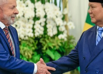 Brasil e Indonésia firmam acordos; Lula confirma candidatura em 2026