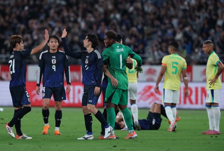 Reuters/Kim Kyung-Hoon/Proibida reprodução Soccer Football - International Friendly - Japan v Brazil - Tokyo Stadium, Tokyo, Japan - October 14, 2025 Japan players celebrate after the match Reuters/Kim Kyung-Hoon/Proibida reprodução