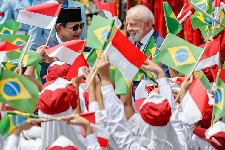 Ricardo Stuckert/PR Jacarta, 23/10/2025 - Presidente da República, Luiz Inácio Lula da Silva, acompanhado do presidente de Jacarta, Prabowo Subianto, durante chegada no Palácio Merdeka. Foto: Ricardo Stuckert/PR