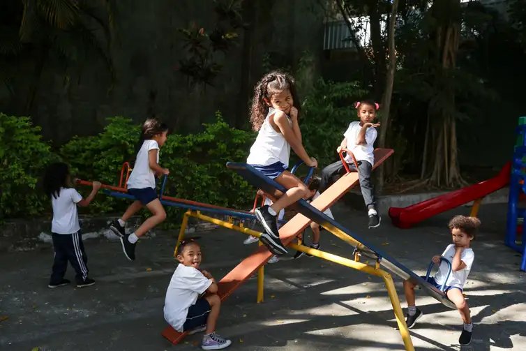 Rio de Janeiro (RJ), 04/06/2025 – Alunos do Centro Integrado de Educação Pública (CIEP) 001 brincam durante horário de intervalo, na escola, no Catete, na zona sul da capital fluminense. Foto: Tomaz Silva/Agência Brasil