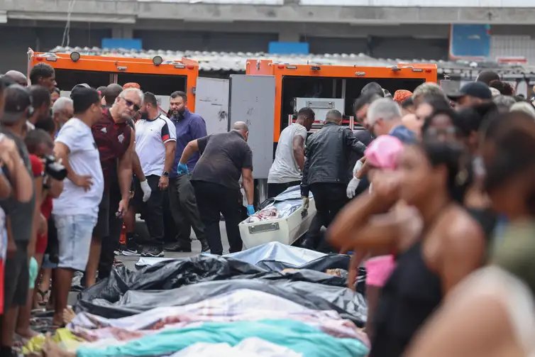 Rio de Janeiro (RJ), 29/10/2025 - Dezenas de corpos são trazidos por moradores para a Praça São Lucas, na Penha, zona norte do Rio de Janeiro. Operação Contenção.
Foto: Tomaz Silva /Agência Brasil