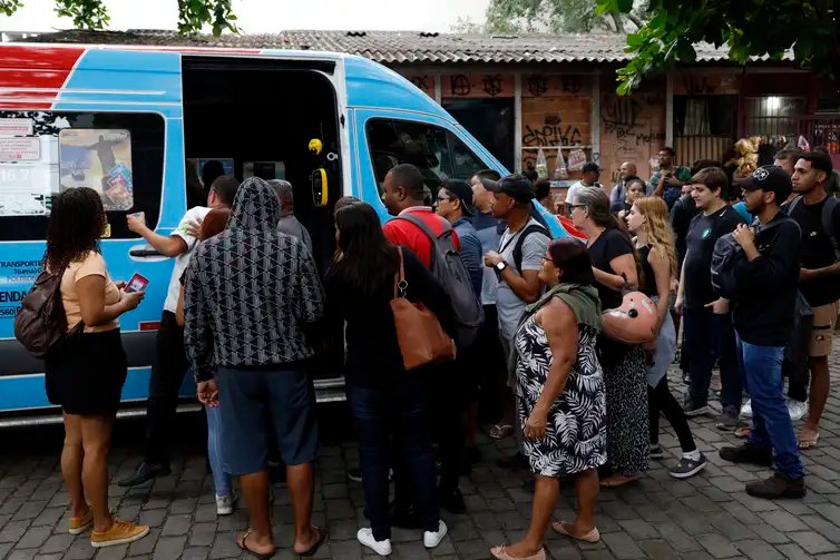 Rio de Janeiro (RJ), 28/10/2025 - Durante operação policia contra o Comando Vermelho, filas nos pontos de ônibus e vans de transporte complementar na região da Central do Brasil, com trabalhadores sendo liberados mais cedo pela situação de violência. Foto: Fernando Frazão/Agência Brasil