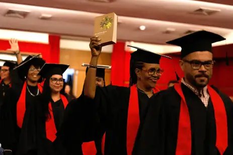 Tânia Rêgo/Agência Brasil Rio de Janeiro (RJ), 14/10/2025 - Formatura da turma 2025 do Curso de Formação de Escritores , da Universidade das Quebradas , criada por Heloísa Teixeira (1947–2025) e Numa Ciro, na Academia Brasileira de Letras. Foto: Tânia Rêgo/Agência Brasil