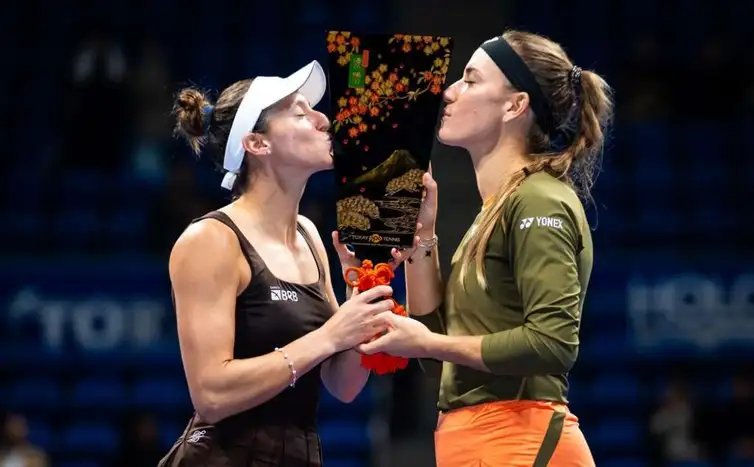 Tóquio, 26/10/2025 - Luisa Stefani e Timea Babos vencem WTA 500 de Tóquio. Foto: Toray Pan Pacific Open Tennis/Divulgação
