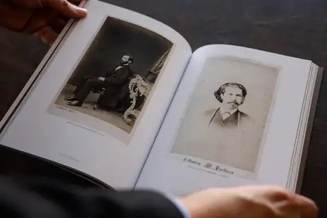 Rio de Janeiro(RJ), 01/10/2025 - Retratos do escritor José de Alencar e do compositor Carlos Gomes no livro 