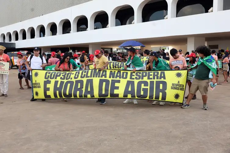 Brasília (DF), 13/10/2025 - Passeata indígena em defesa da demarcação de terras. Foto: Valter Campanato/Agência Brasil