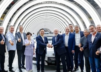 Nova fábrica de carros elétricos mostra confiança no Brasil, diz Lula