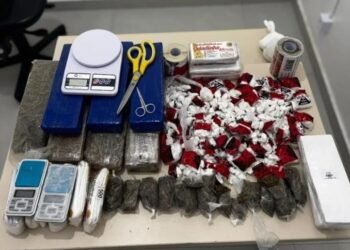 PM apreende balança, celulares e drogas em ação no interior baiano