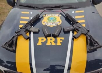 PRF e Polícia Civil prendem suspeito e apreendem 2 fuzis no interior baiano