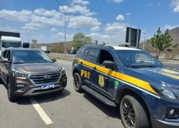 PRF apreende um carro e uma motocicleta em cidades baianas