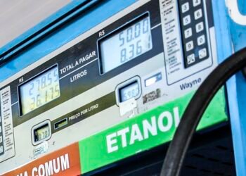 Petrobras reduz preço da gasolina em 4,9% a partir de terça-feira