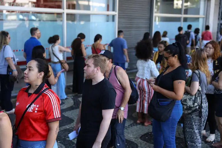 Rio de Janeiro (RJ), 05/10/2025 – Candidatos chegam ao local de prova do Concurso Nacional Unificado (CNU), no centro do Rio de Janeiro. Foto: Tomaz Silva/Agência Brasil