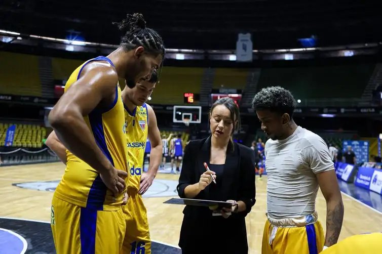 Jelena Todorovic, técnica sérvia no comando do Fortaleza Basquete Cearense