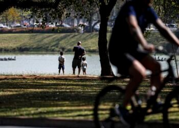 Pesquisas revelam preocupação com crianças em extremos climáticos