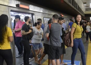 Metrô do Rio resolve problema de sinalização e trens voltam a operar