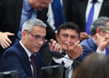 Câmara aprova suspensão de ação no STF contra Gustavo Gayer